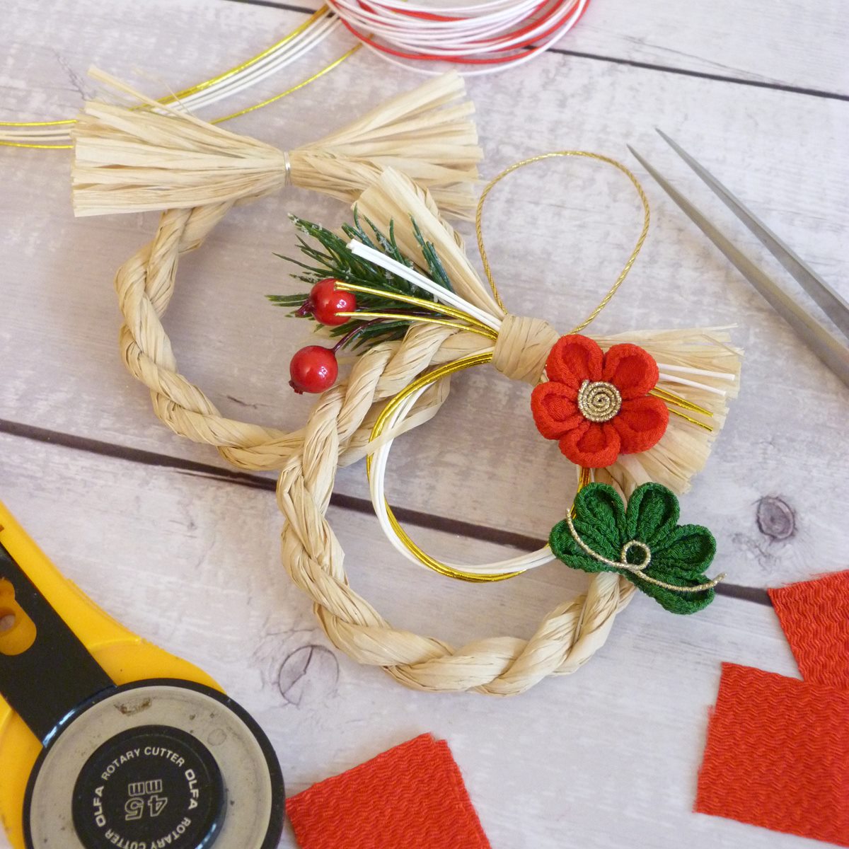 Laboratorio di tsumami zaiku da Ikiya: creazione di uno shimekazari con pino e pruno in stoffa chirimen insieme a MOMO Kanzashi.