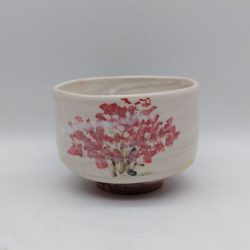 Tazza per tè matcha "chawan" in ceramica stile Hagi-yaki, opera del maestro Seigan Yamane, decorata con un albero rosso dipinto.