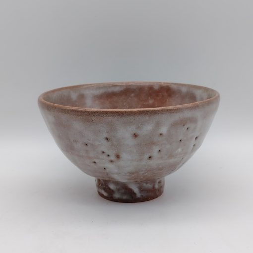 Tazza da matcha "chawan" in ceramica di Hagi, dal colore terra-grigio, opera del maestro Sato Issai