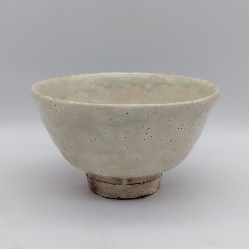 Tazza da matcha "chawan" in ceramica Hagi, opera del maestro Setsuo Hara. Colore delicato sui toni del rosa e dell'azzurro