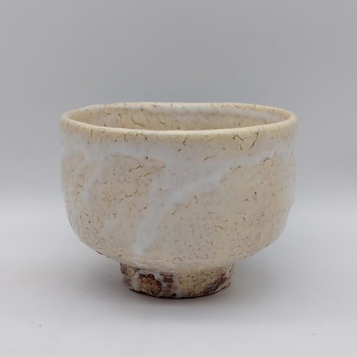 Tazza da matcha "chawan" in ceramica di Hagi color crema con effetto craquelé, opera del maestro Seigan Yamane