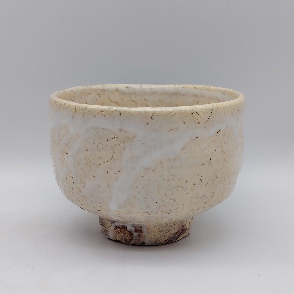 Tazza da matcha "chawan" in ceramica di Hagi color crema con effetto craquelé, opera del maestro Seigan Yamane