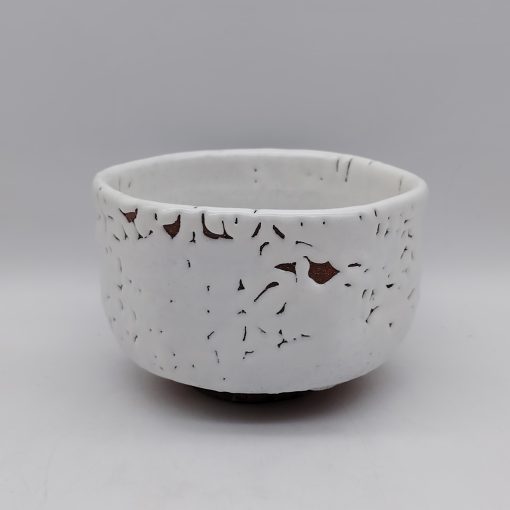Tazza da matcha "chawan" in ceramica stile Hagi-yaki, opera del maestro Seigan Yamane. Forma esagonale, smalto bianco ad effetto cracklè detto "onihagi"