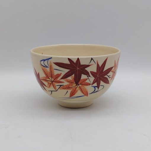 Tazza da matcha "chawan" in ceramica di Kyoto decorata con foglie di acero autunnali e onde