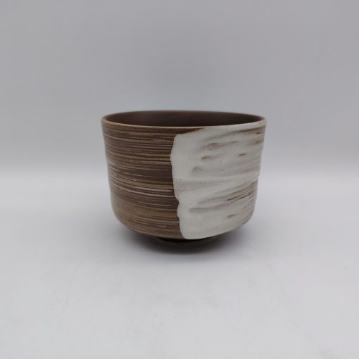 Tazza per il tè matcha artigianale "chawan", realizzata in ceramica color terra decorata con una pennellata bianca.