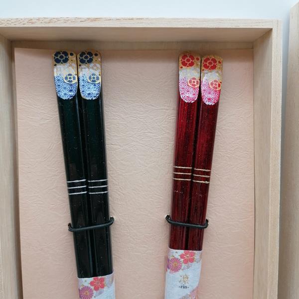 Coppia di bacchette con poggia-hashi e scatola in legno - immagine 2