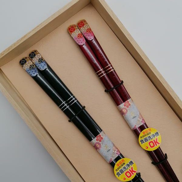 Coppia di bacchette con poggia-hashi e scatola in legno - immagine 3