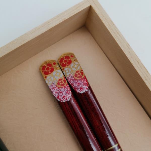 Coppia di bacchette con poggia-hashi e scatola in legno - immagine 4