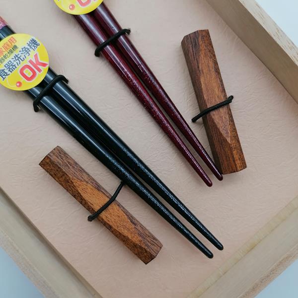 Coppia di bacchette con poggia-hashi e scatola in legno - immagine 5