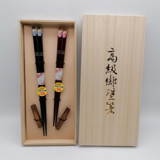 Coppia di bacchette con poggia-hashi e scatola in legno