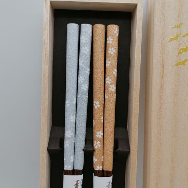 Coppia di bacchette con sakura e scatola in legno "Hisho" - immagine 3