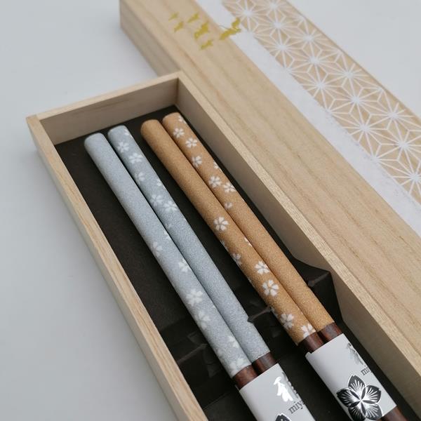 Coppia di bacchette con sakura e scatola in legno "Hisho" - immagine 4