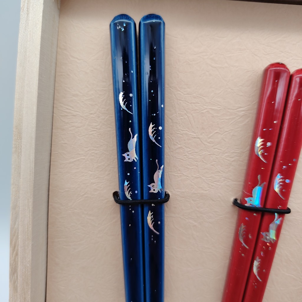 Coppia di bacchette "neko" con poggia-hashi e scatola in legno - immagine 5