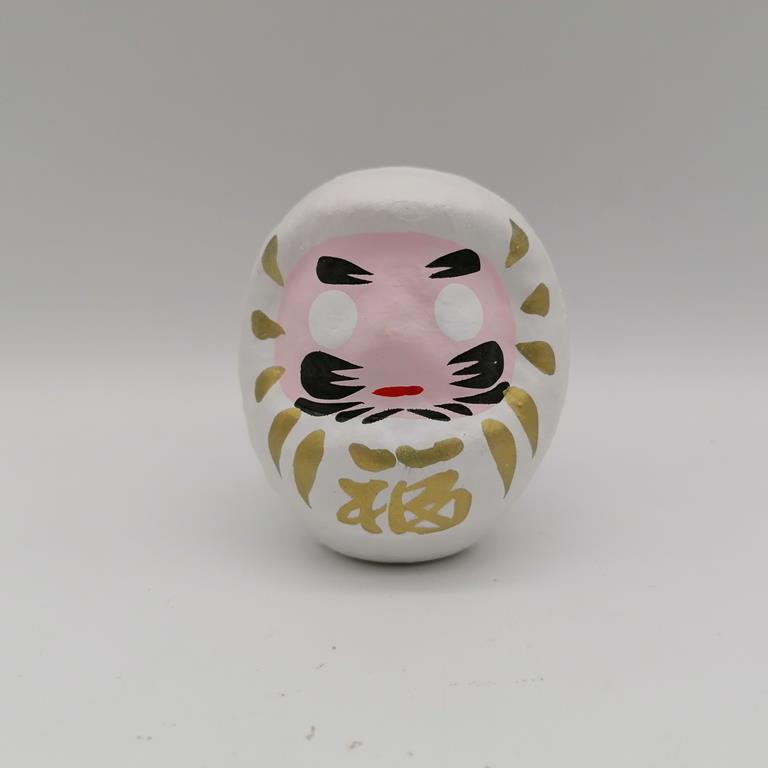 Bambola Daruma bianca tradizionale giapponese, vista frontale con dettagli del volto stilizzato