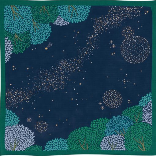 Furoshiki Hime Musubi Notte di Sakura in cotone organico, decorato con alberi di ciliegio in fiore (sakura) e un cielo stellato blu. Il tessuto, disteso su uno sfondo neutro, mostra la texture naturale del cotone organico, tipica del processo artigianale giapponese.