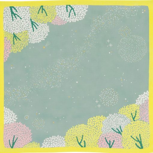 Furoshiki Hime Musubi Notte di Sakura in cotone organico, decorato con alberi di ciliegio in fiore (sakura) e un cielo stellato blu. Il tessuto, disteso su uno sfondo neutro, mostra la texture naturale del cotone organico, tipica del processo artigianale giapponese.