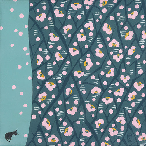Furoshiki Yumeji Takehisa con camelie blu e gatto stilizzato su sfondo blu scuro, disteso su una superficie neutra. Il tessuto in cotone mostra un design dinamico e colorato, tipico dello stile Taisho Romanticismo.