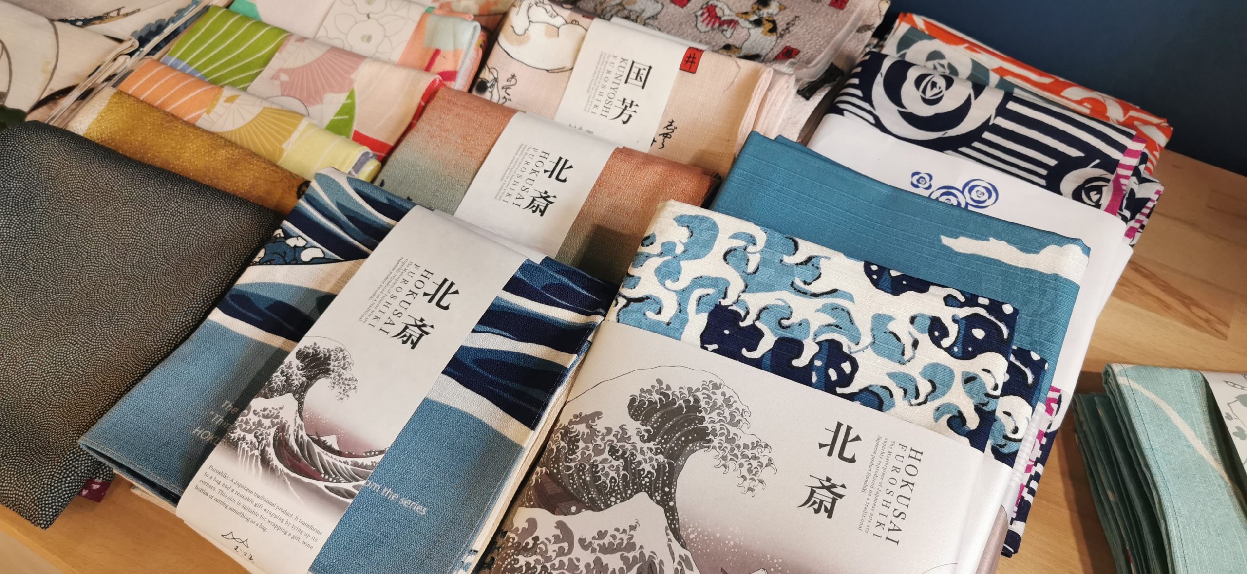 Furoshiki giapponesi con stampe ukiyo‑e e design contemporaneo