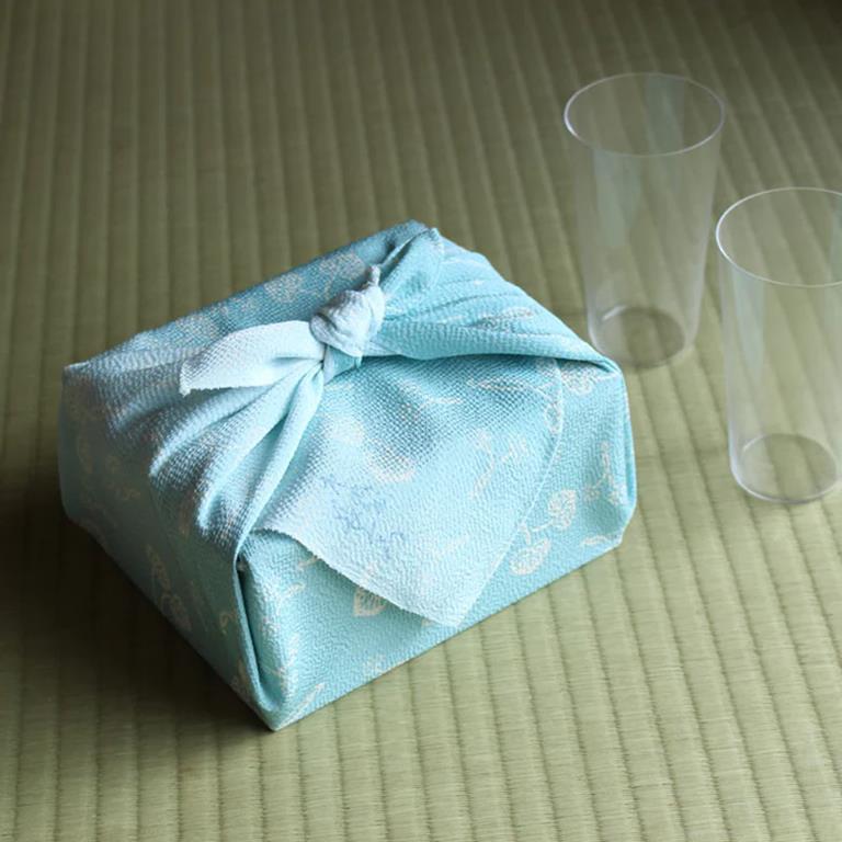 Furoshiki in seta di chirimen decorato in yuzen KARACHO 45cm - immagine 3