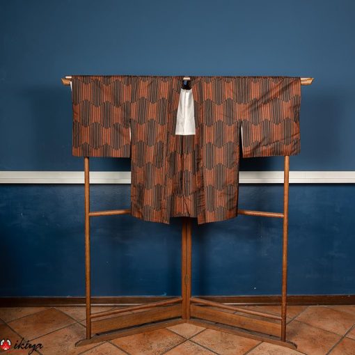 Prezioso haori da donna in seta Oshima-tsumughi arancio e nero con motivo geometrico