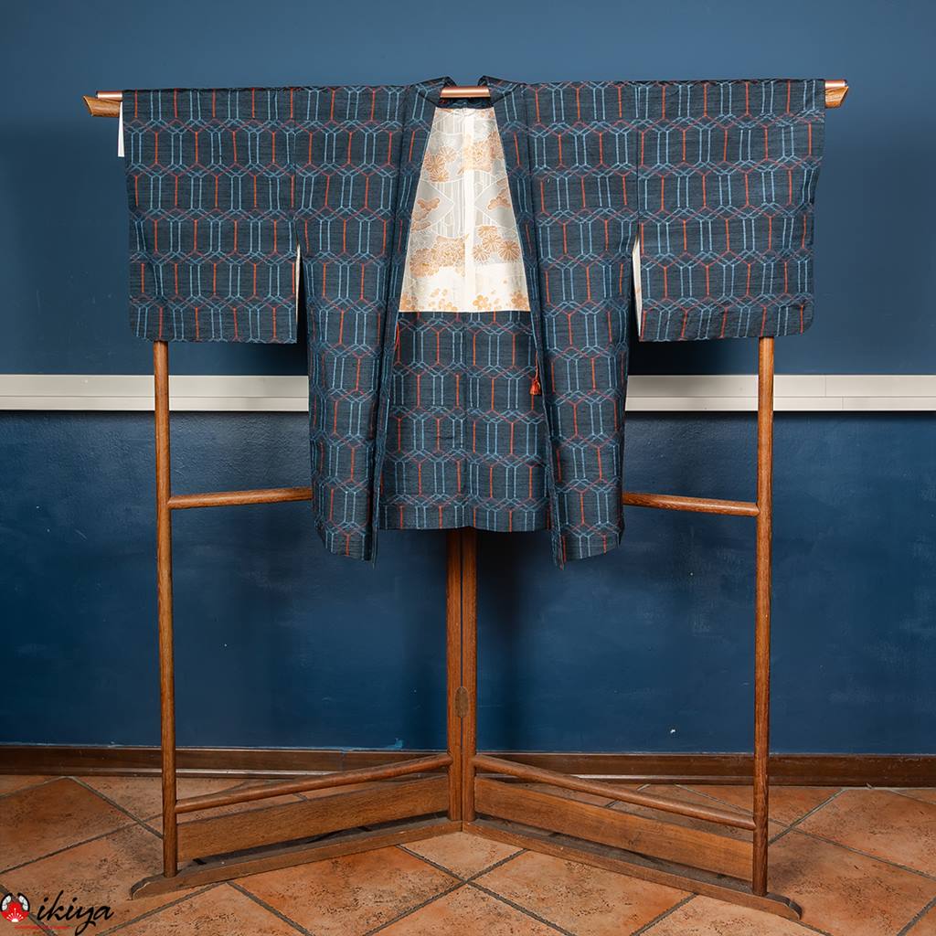 Prezioso haori da donna in seta grezza Tsumugi di colore blu, con decorazione geometrica blu e rossa a contrasto