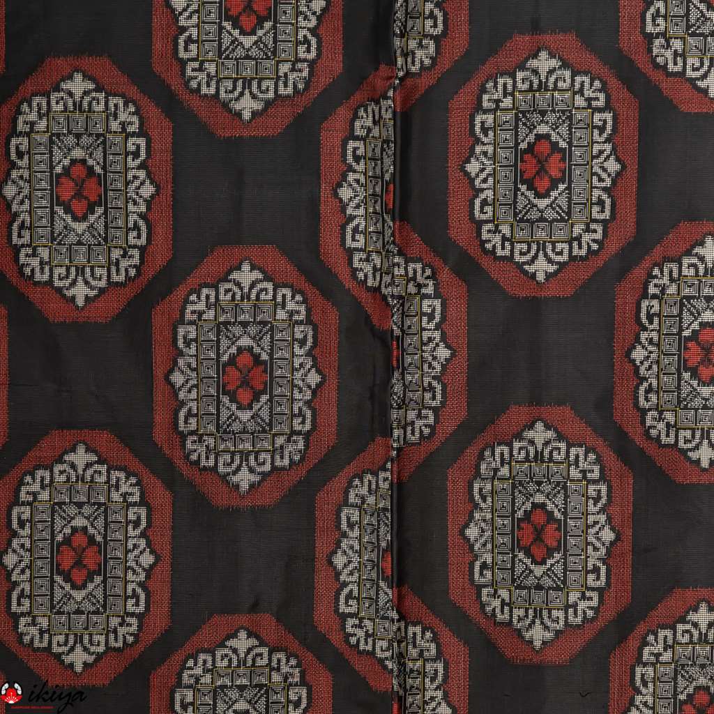 Haori da donna in seta Oshima-tsumugi nero con arabeschi floreali - immagine 3