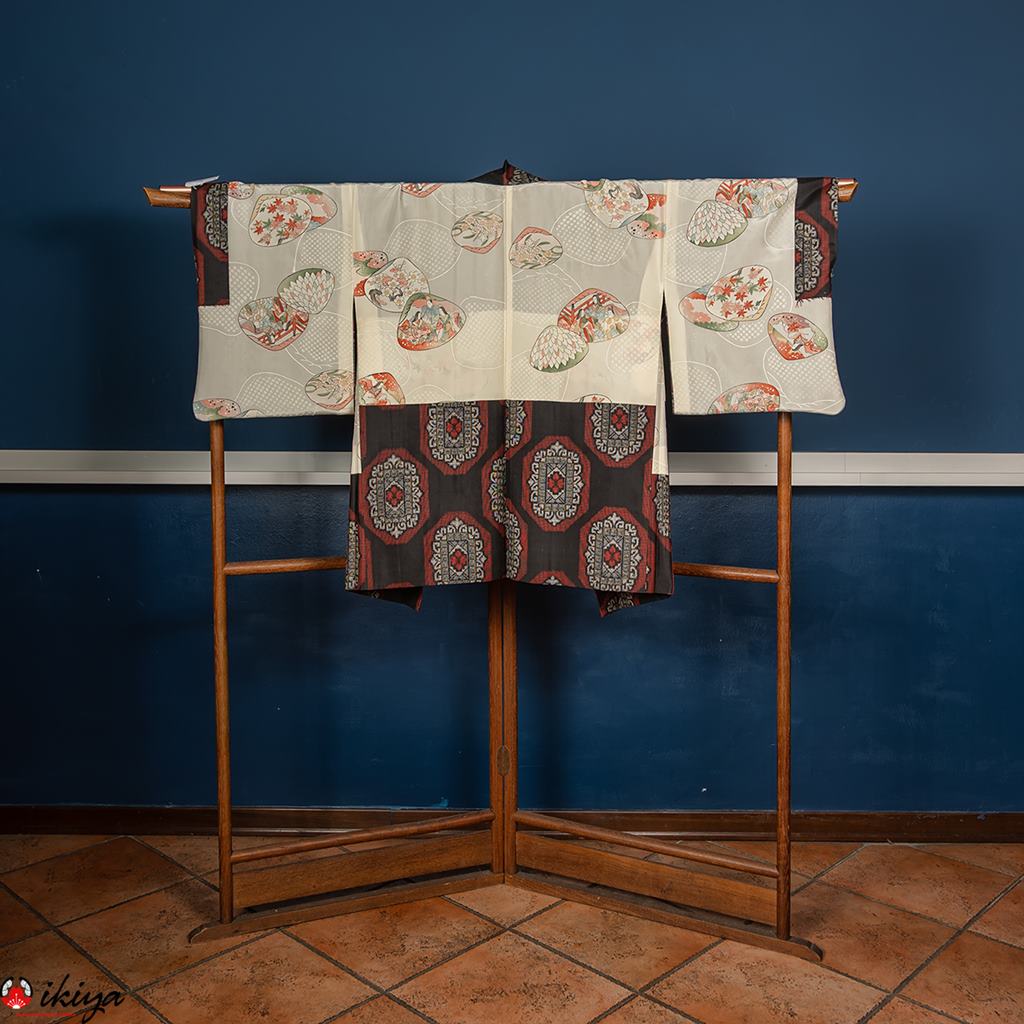 Haori da donna in seta Oshima-tsumugi nero con arabeschi floreali - immagine 4