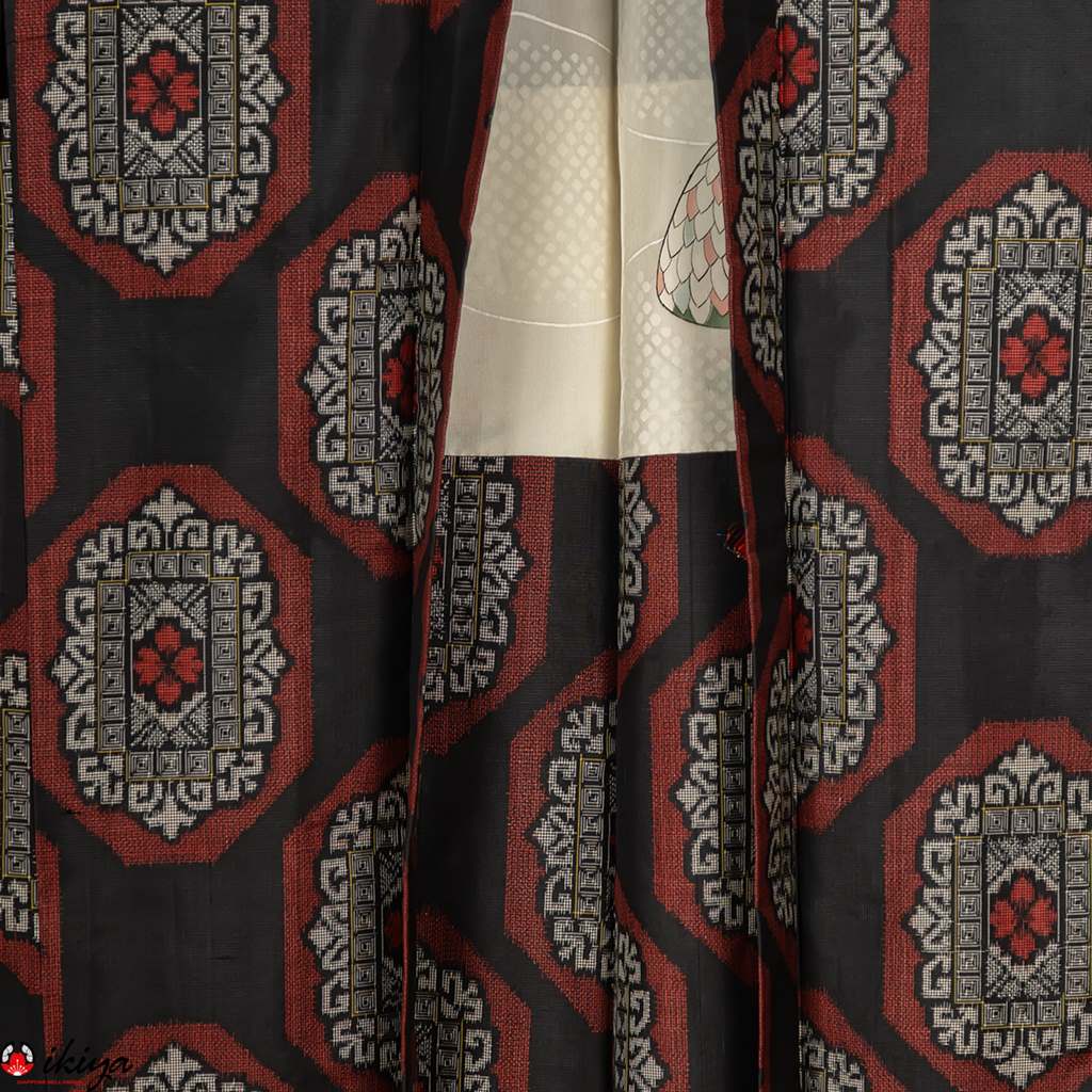 Haori da donna in seta Oshima-tsumugi nero con arabeschi floreali - immagine 6