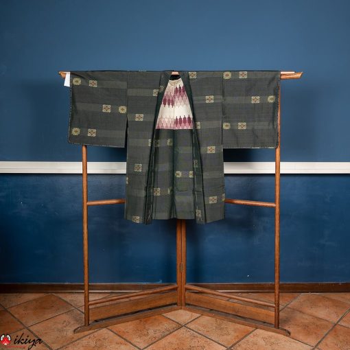 Splendido haori in seta Tsumugi di colore blu scuro/nero con piccola decorazione floreale gialla