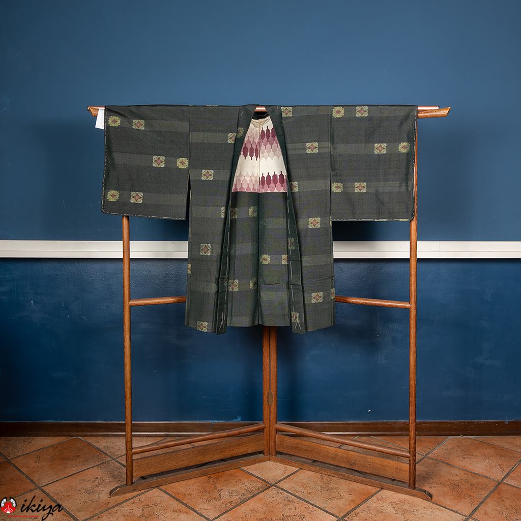 Splendido haori in seta Tsumugi di colore blu scuro/nero con piccola decorazione floreale gialla
