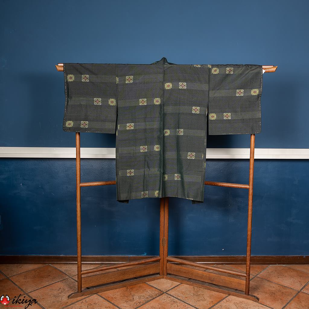 Haori da donna in seta Tsumugi nero/blu con motivo floreale - immagine 4