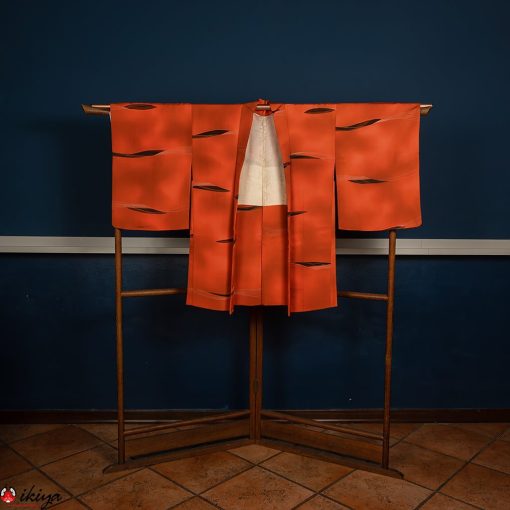 Haori da donna in seta arancione con dettagli neri e bianchi