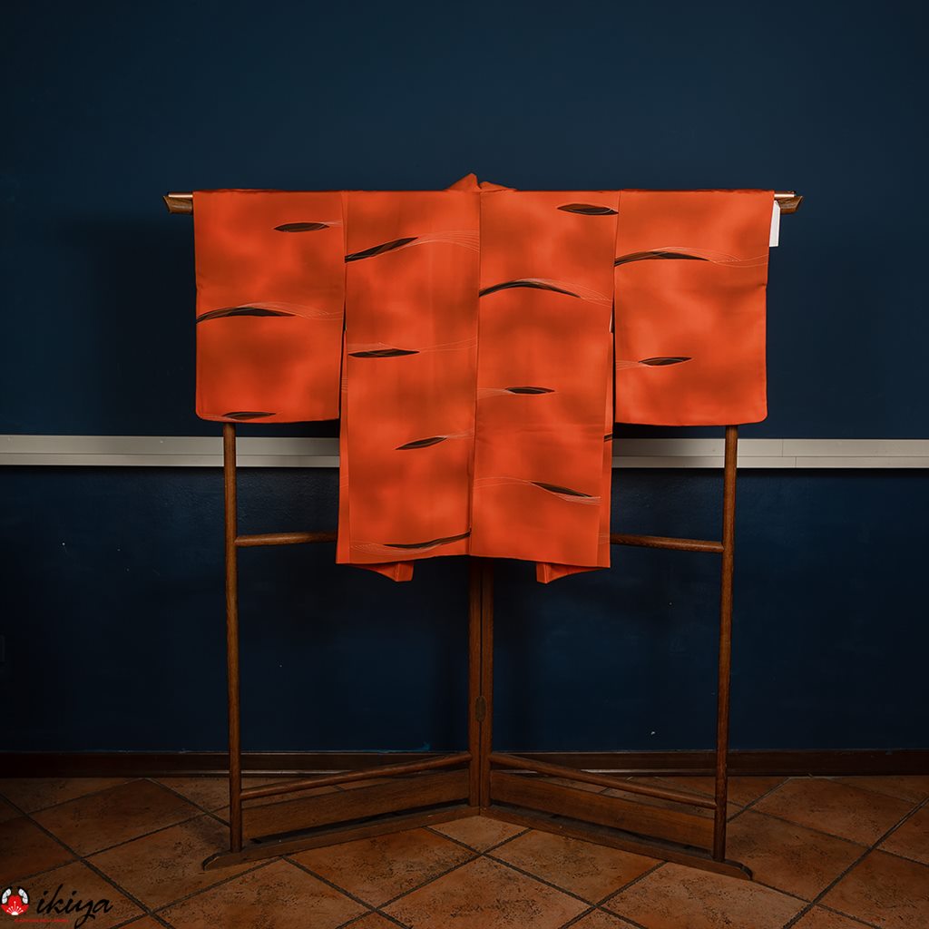 Haori da donna in seta arancione con dettagli bianchi e neri - immagine 4