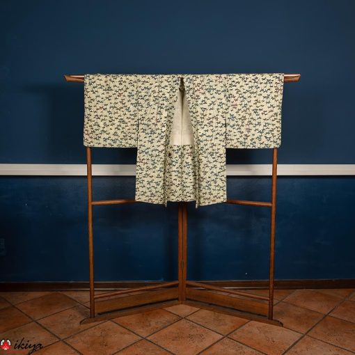 Haori da donna in seta damascata color avorio, decorato con motivo di foglie stilizzate