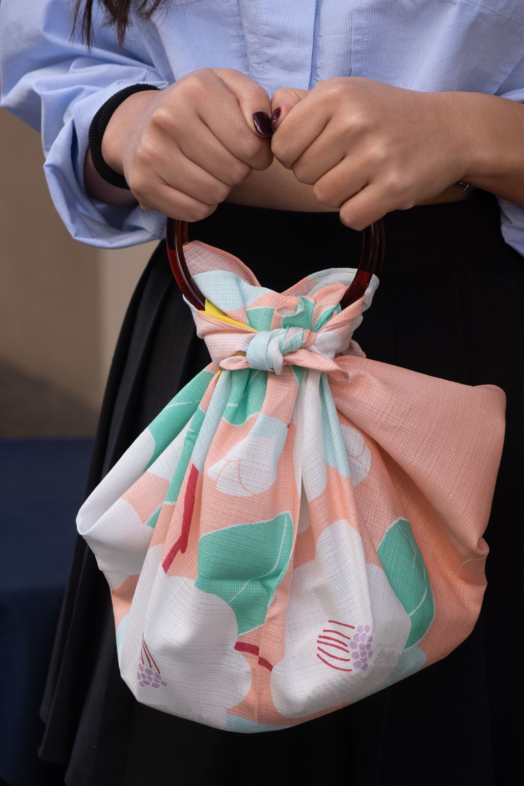 Furoshiki giapponese annodato per creare una borsetta - Giappone autentico