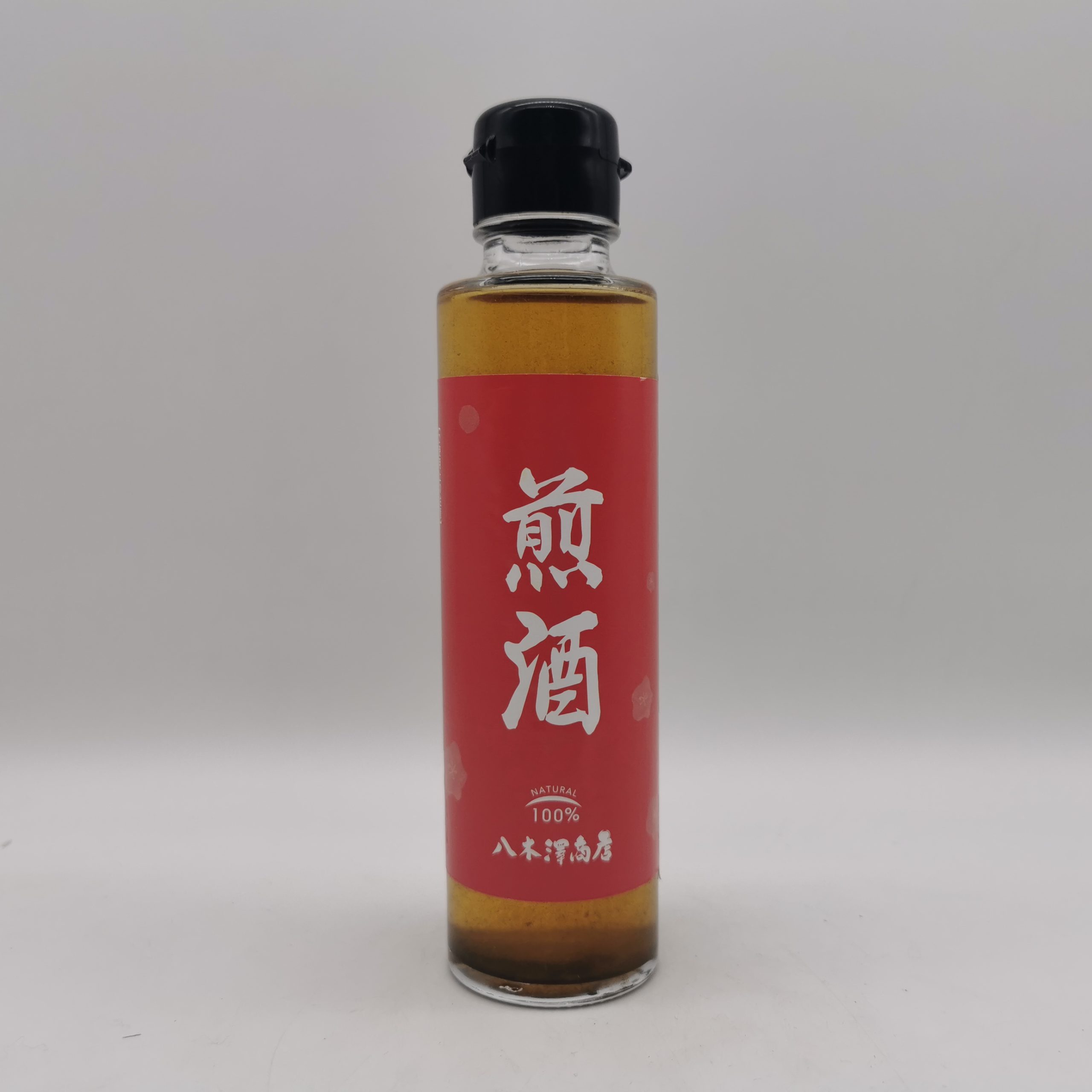 Bottiglia di Irizake Yagisawa Shoten da 150ml con etichetta rossa e caratteri giapponesi, su sfondo neutro che evidenzia l’eleganza del design