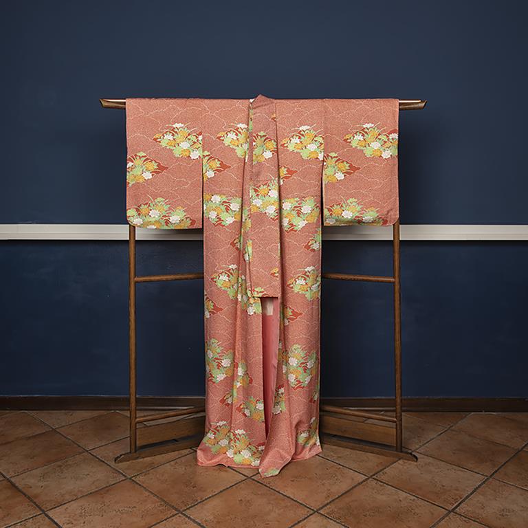Kimono komon vintage color salmone con peonie - immagine 2