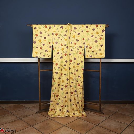 Kimono komon vintage giallo con motivo di foglie d'acero