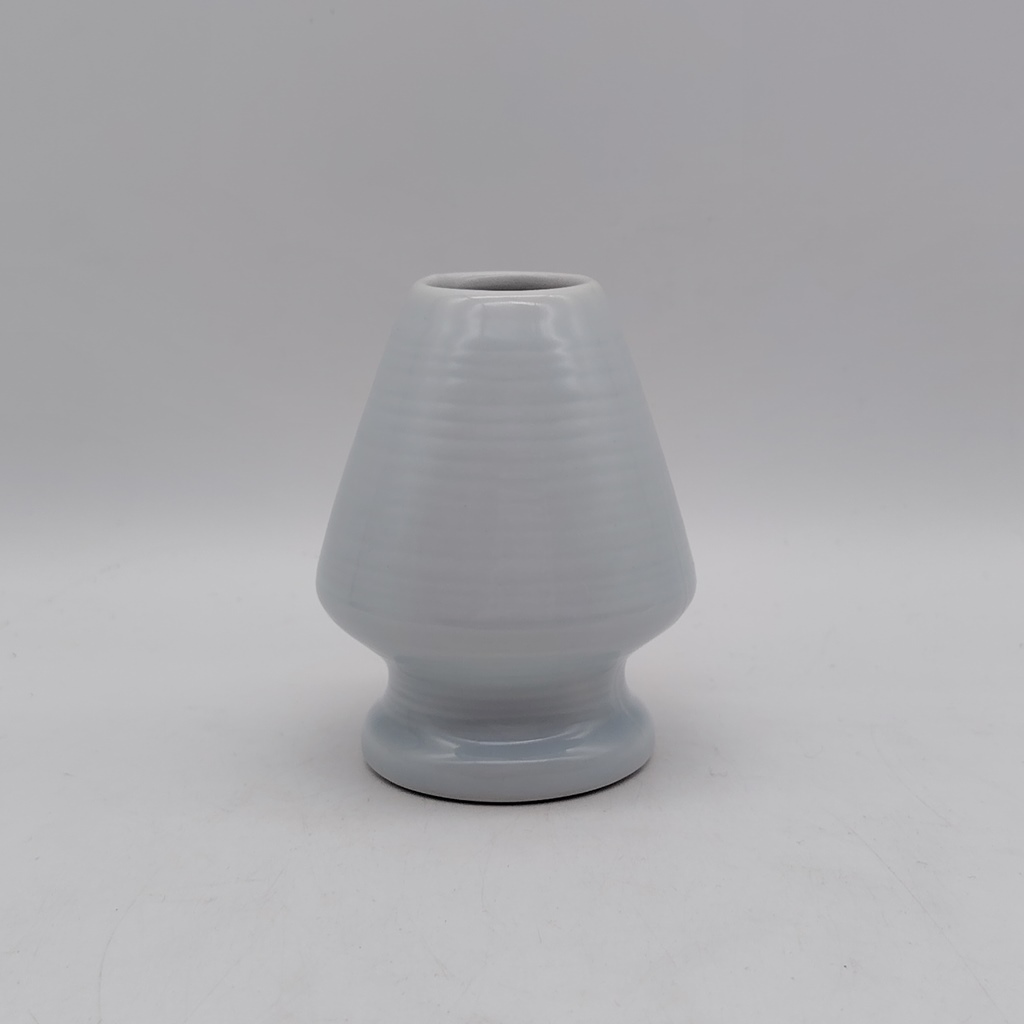 Kusenaoshi: piccolo cono in ceramica usato per mantenere la forma del frullino da matcha "chasen".