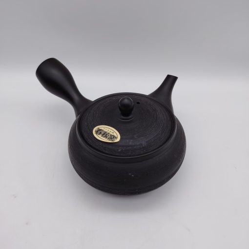 Teiera giapponese in ceramica nera decorata con tecnica "matsukawa" che ricorda la corteccia di pino