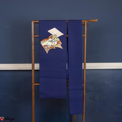 Nagoya obi in seta blu con libri dipinti