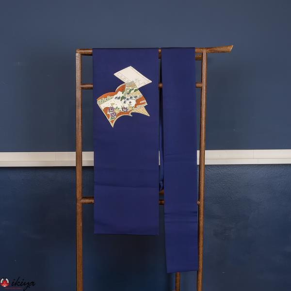 Nagoya obi in seta blu con libri dipinti