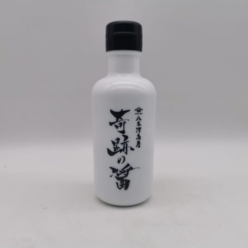 Bottiglia in vetro scuro di salsa di soia Kiseki di Yagisawa Shoten, con etichetta bianca e nera che riporta il nome in caratteri giapponesi calligrafati, su sfondo neutro che ne esalta l’eleganza artigianale