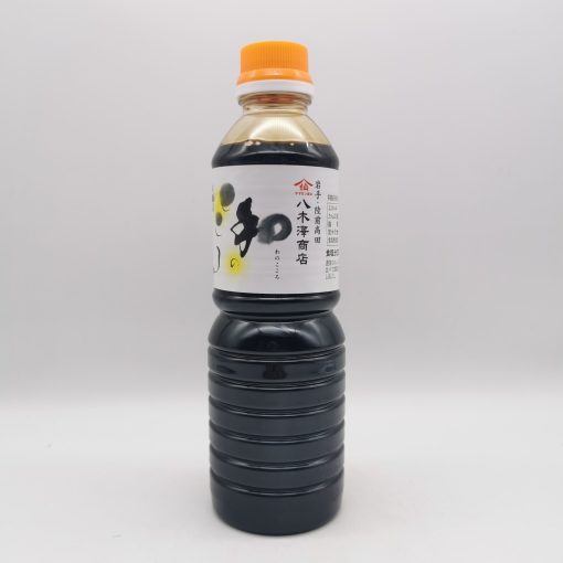 Bottiglia di salsa di soia Wa no Kokoro Yagisawa Shoten da 300ml con etichetta bianca e disegno tradizionale giapponese, su sfondo neutro che evidenzia l’eleganza del design