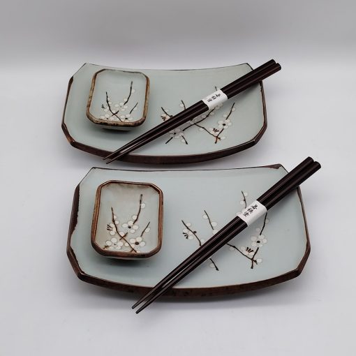 set da sushi in ceramica celeste con fiori di susino, composto da due piatti, due ciotoline e due coppie di bacchette