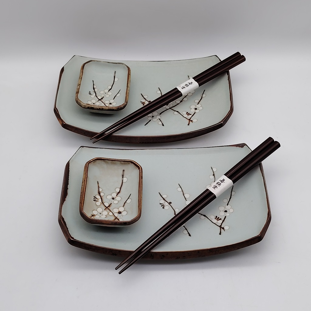 set da sushi in ceramica celeste con fiori di susino, composto da due piatti, due ciotoline e due coppie di bacchette