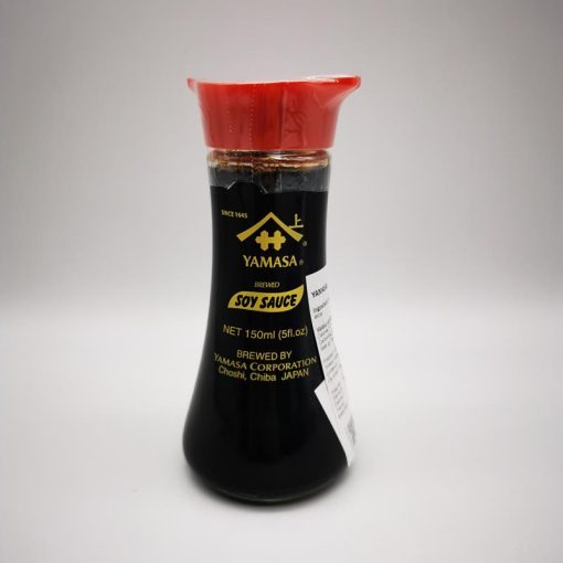 Bottiglia di salsa di soia Yamasa da 150ml in vetro ricaricabile, con etichetta tradizionale giapponese, su sfondo neutro che evidenzia il design elegante