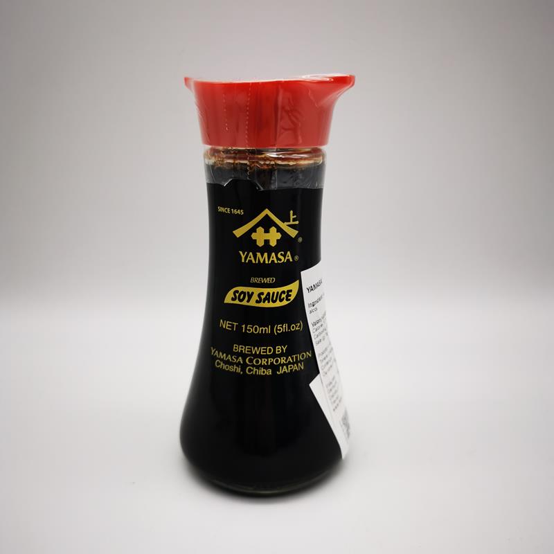 Bottiglia di salsa di soia Yamasa da 150ml in vetro ricaricabile, con etichetta tradizionale giapponese, su sfondo neutro che evidenzia il design elegante