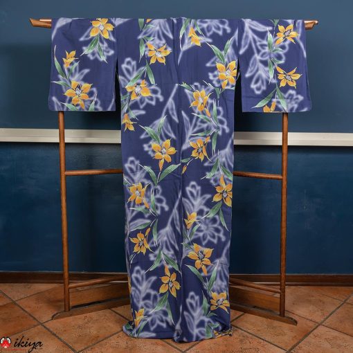 Yukata, kimono estivo blu con gigli gialli