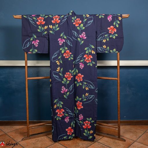 Yukata, kimono estivo blu indaco con fiori colorati